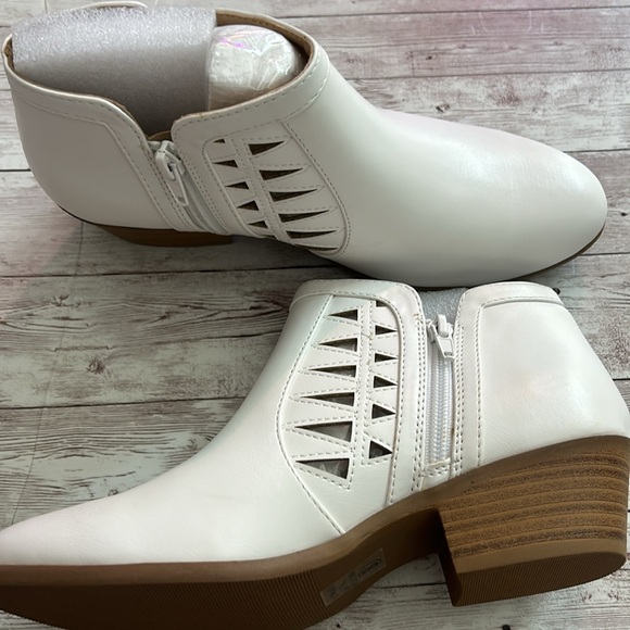 True Topic Women's White Mug Round Toe Faux Leather Stacked Western Ankle Bootie - Picture 6 of 9